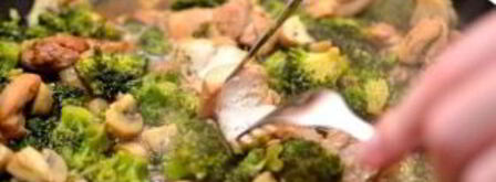 курица с брокколи и грибами. Шаг 12