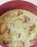 Курица в сметане с луком