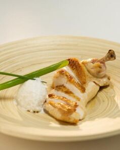 Курица Эрлайн с домашним кокосовым сорбетом