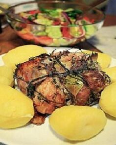 Окорок фаршированный рисом и черными бобами