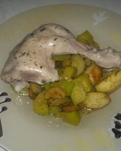 Отварные куриные ножки с тущеным кабачком и грибами и паровой картофель в духовке