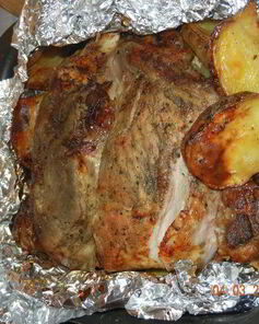 Запеченная свиная лопатка с картофелем