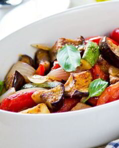 Баклажаны, тушеные на сковороде с томатами