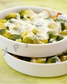Брюссельская капуста с белым соусом с сыром