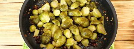 брюссельская капуста с яблоками и изюмом. Шаг 8