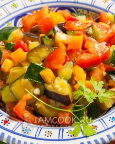 Кабачки с баклажанами, помидорами и перцем