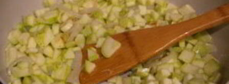 кабачки жареные с чесноком и яйцом. Шаг 4