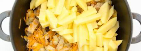 квашеная капуста, тушенная с мясом и картофелем. Шаг 5