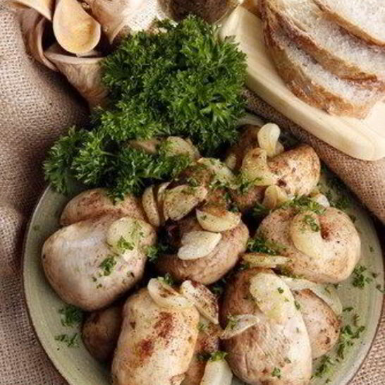 Рецепт шляпки грибов на гриле с чесноком и зеленью