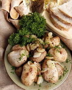 Шляпки грибов на гриле с чесноком и зеленью