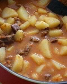 Тушеный картофель с говядиной и помидорами