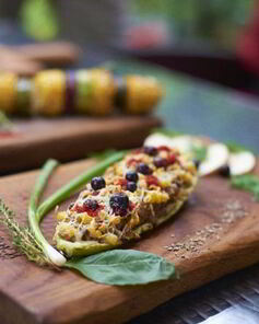 Запеченный кабачок с сырной корочкой, фаршированный уткой с грушей и кукурузой