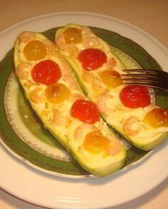Запеченные кабачки, фаршированные креветками
