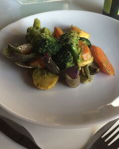 Запеченные овощи под мятно-чесночным соусом