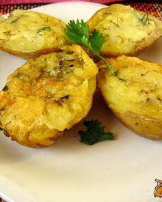 Запеченый картофель, фаршированный сыром и зеленью