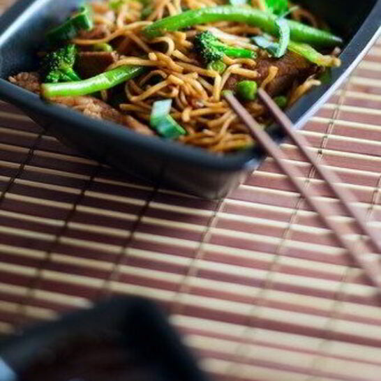 Рецепт жареная спаржа и брокколи с лапшой
