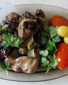 Куриная печень с черносливом