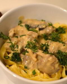 Куриная печень с грибами в сливочном соусе