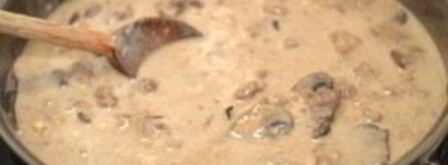 куриная печень с грибами в сливочном соусе. Шаг 7