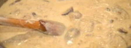 куриная печень с грибами в сливочном соусе. Шаг 9