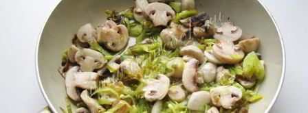 куриная печень с грибами в сметане. Шаг 7