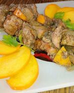 Куриная печень с хурмой