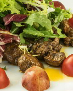 Куриная печень с помидорами и кунжутом