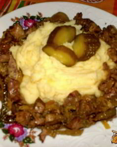 Куриная печень, жареная с маринованными огурцами