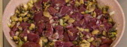 куриная печень, жаренная с грибами и гречкой. Шаг 6