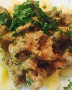 Куриные сердечки и печень, тушеные в сметане