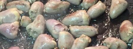 куриные сердечки и печень, тушеные в сметане. Шаг 3