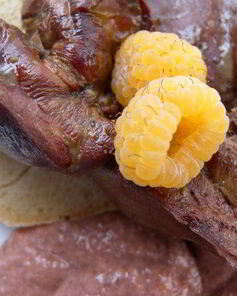 Печень-гриль с инжирно-малиновым соусом