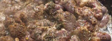 сердечки и печень куриные в пряном медовом соусе. Шаг 19