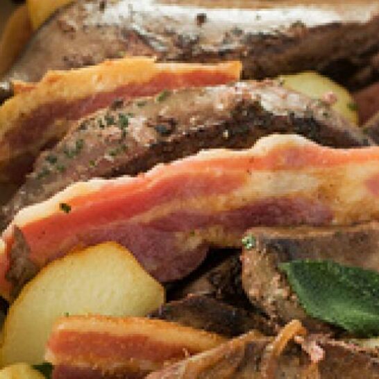 Рецепт телячья печень с беконом и картофелем