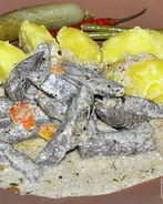 Тушеная свиная печень в сметане