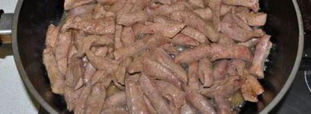 тушеная свиная печень в сметане. Шаг 5