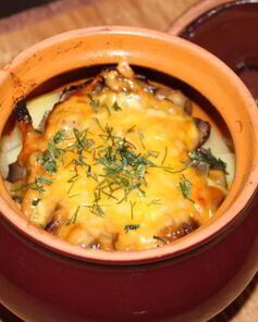 Пельмени, запеченные в горшочке