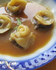 Шоколадные пельмени в соусе из манго