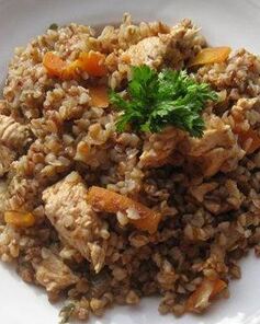 Гречневый плов с курицей и сельдереем