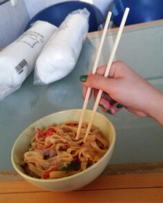 Пшеничная лапша с курицей в соево-медовом соусе