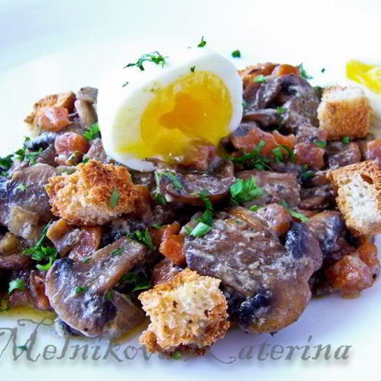 Рецепт грибное рагу с яйцом пашот и крутонами