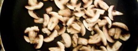 грибное рагу с яйцом пашот и крутонами. Шаг 2