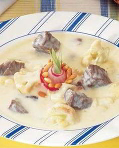 Мясное рагу с цветной капустой в йогуртовом соусе