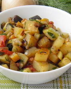 Овощное рагу с кабачками, баклажанами и картофелем