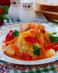 Рагу из индейки с овощами в казане