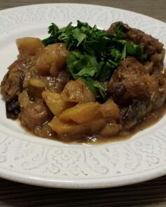 Рагу из картофеля, репы, чернослива и свиной лопатки