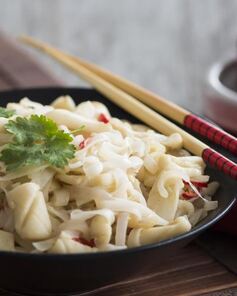 Рисовая лапша с кальмарами и кокосовым соусом