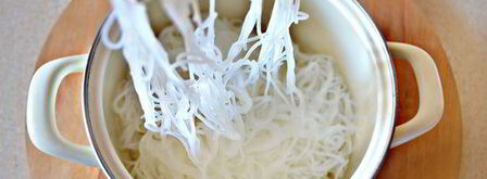 рисовая лапша с кальмарами и шиитаке в воке. Шаг 2