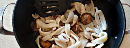 рисовая лапша с кальмарами и шиитаке в воке. Шаг 5