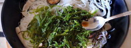 рисовая лапша с кальмарами и шиитаке в воке. Шаг 6